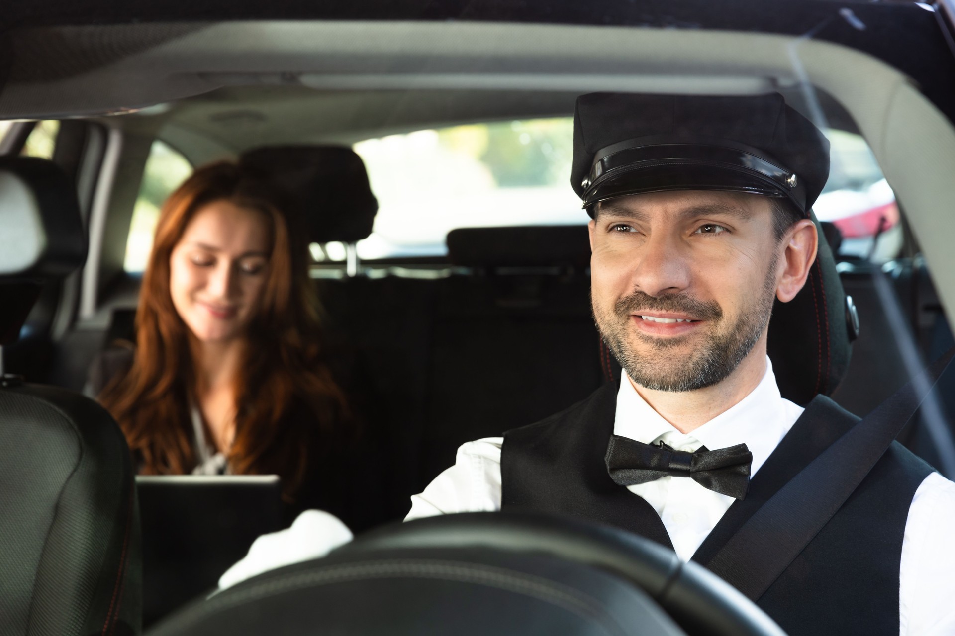 Nahaufnahme von glücklichem männlichen Chauffeur Fahrwagen