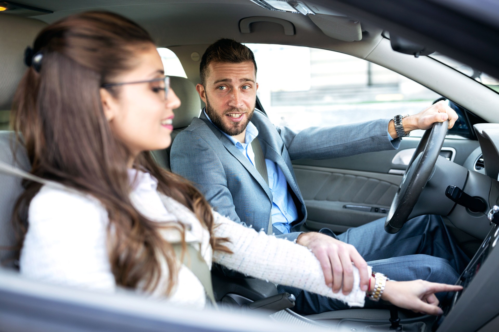 Kerl, ein Auto zu fahren und sein Beifahrer nicht um ihn abzulenken, zu erklären