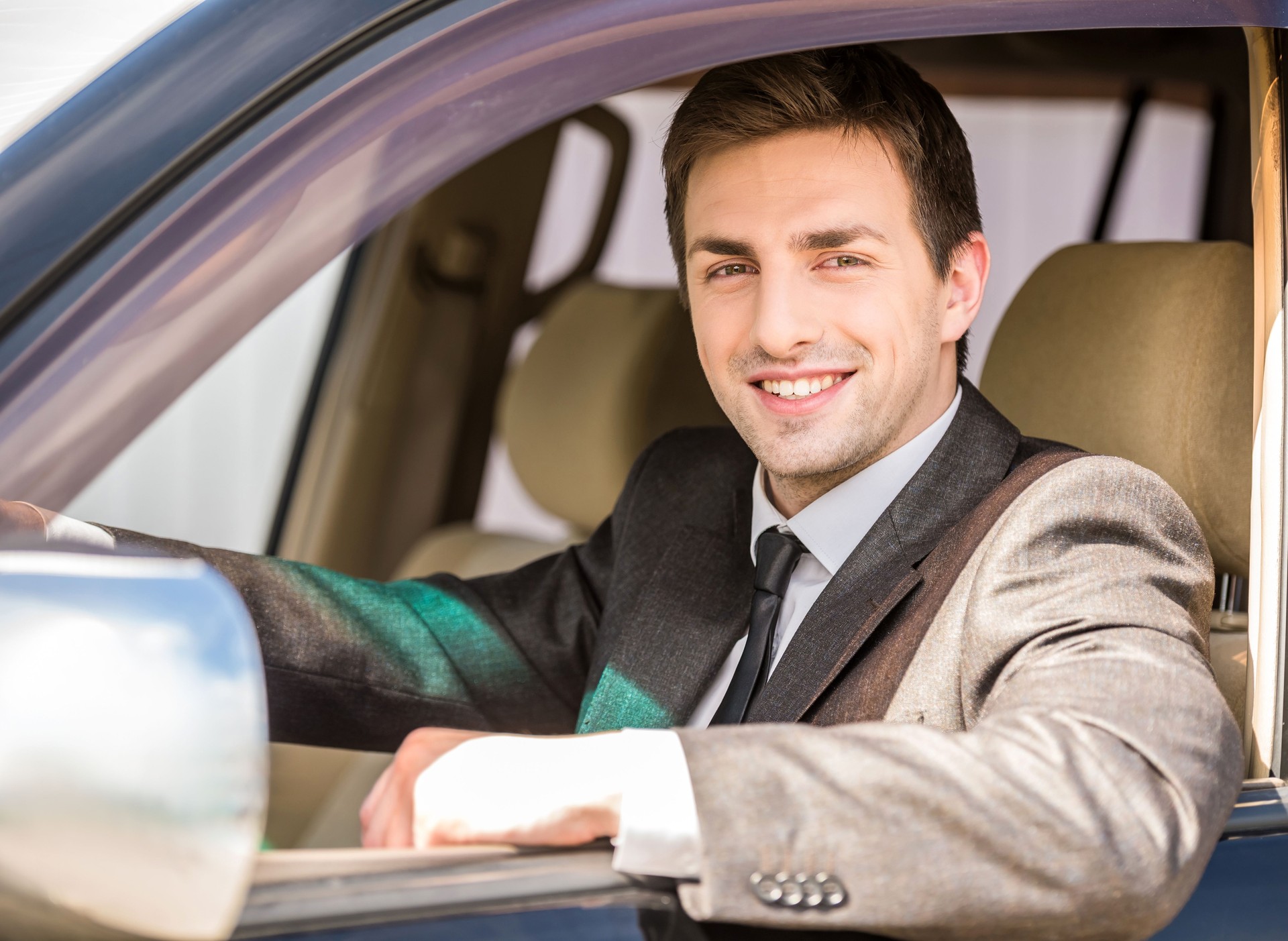 Geschäftsmann in dem Auto